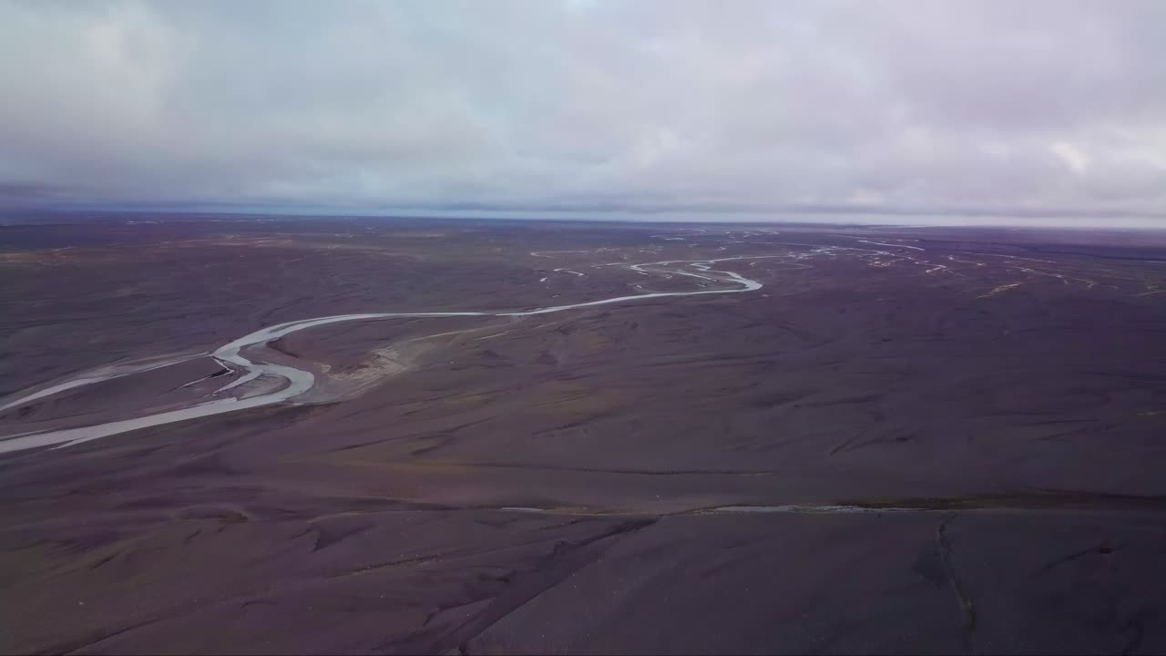 lecho de río trenzado seco que fluye a través del paisaje de islandia