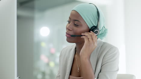 Mujer-Africana,-Feliz-Agente-De-Call-Center