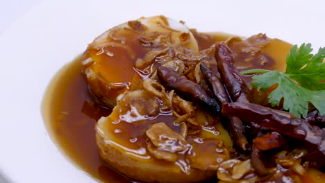 imágenes de primer plano de huevo de yerno, huevo frito con salsa de tamarindo agridulce, cubierta con chile seco, famoso plato tailandés