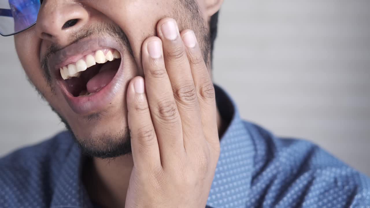 hombre con dolor de dientes