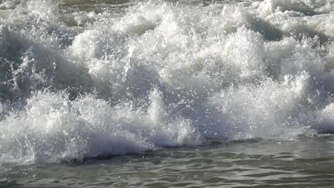 Zeitlupenansicht-Des-Wassers,-Das-Auf-Dem-Wasserfallfluss-Plätschert