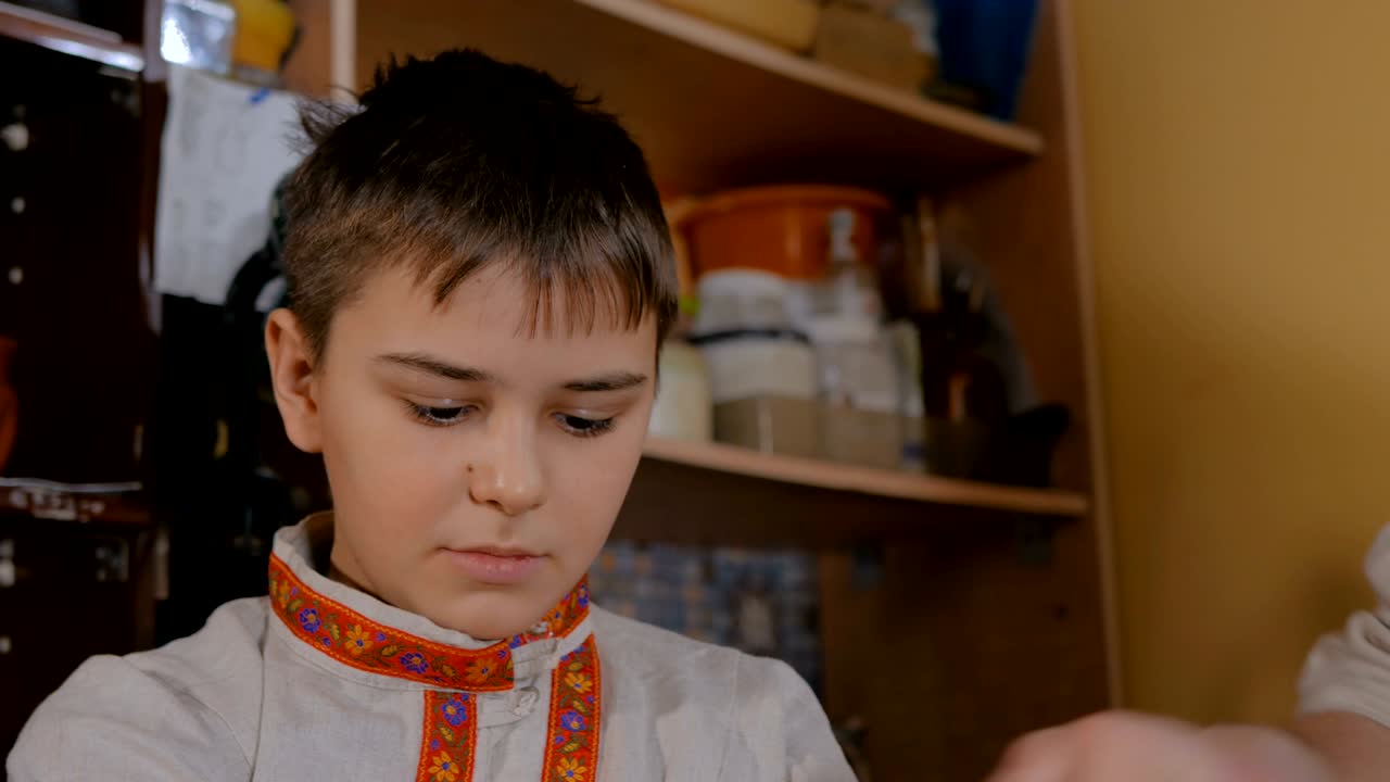 도자기 스튜디오 에서 도자기 를 만드는 방법 을 보여 주는 도자기