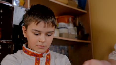 alfarero mostrando cómo trabajar con cerámica en el estudio de cerámica