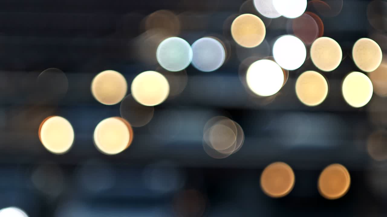 브루클린 브릿지 (brooklyn bridge) 는 뉴욕 시의 어두운 밤, 불빛 보케 (bokeh) 와 불명예스러운 도시.