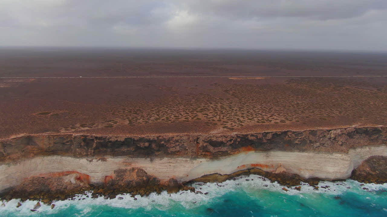 Caravana a Conduzir em Estrada Costeira Deserta, Falésias de Nullarbor, Austrália, Tomada de Drone com Seguimento Lateral em Grande Angular