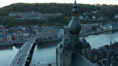 Campanario-En-Forma-De-Pera-De-La-Catedral-Gótica-De-Notre-Dame-De-Dinant-En-Valonia,-Bélgica