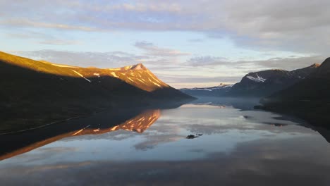 Hermosa-Laguna-Y-Playa-Rodeada-De-Montañas-Trollheimen