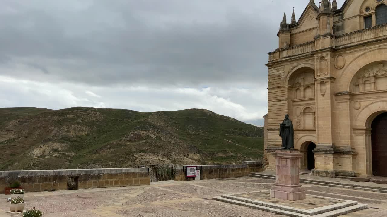recorriendo la ciudad monumental de antequera en málaga, por su ciudadela y su majestuosa colegiata real de santa maría, un templo renacentista y barroco de calles empedradas
