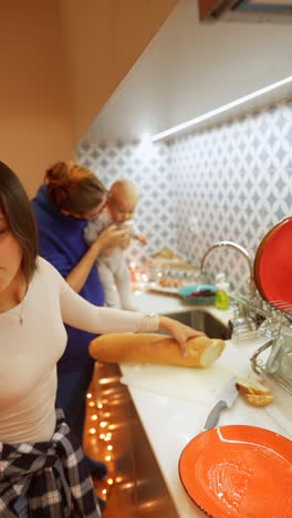 familia preparando una comida juntos en la cocina