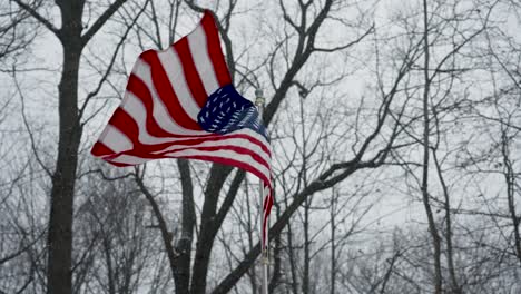 Sehen-Sie-Sich-In-Zeitlupe-Die-Flagge-An,-Die-Sich-Mit-Dem-Wind-Bewegt