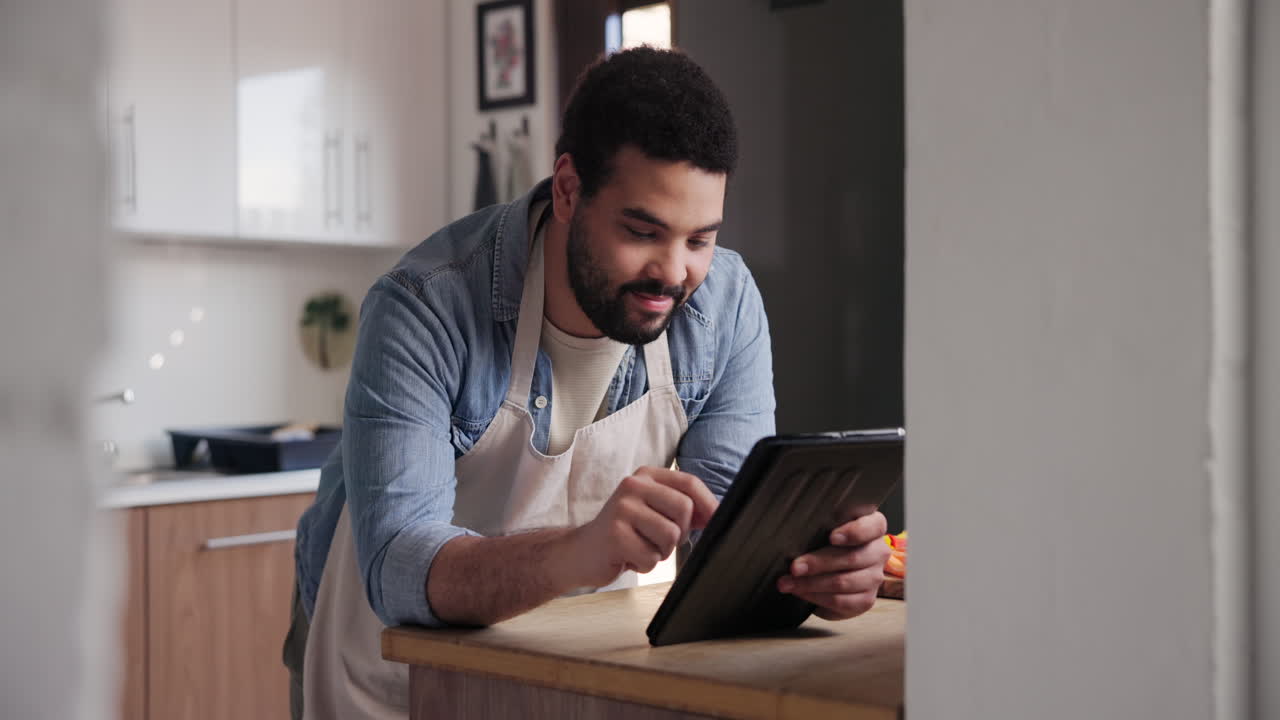 hombre usando tableta en la cocina