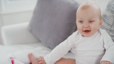 Porträt-Eines-Glücklichen-Babys-Mit-Wunderschönen-Blauen-Augen,-Das-Neugierig-Aussieht,-Ein-Kleinkind-Lächelt-Und-Das-Leben-Genießt.-Gesundes-Kleines-Kleinkind-Zu-Hause,-4K