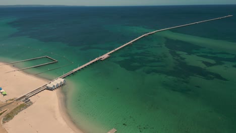 Vista-Aérea-Del-Embarcadero-De-Busselton-En-Australia,-Muelle-Del-Paseo-Marítimo-Desde-La-Playa-Hasta-El-Mar