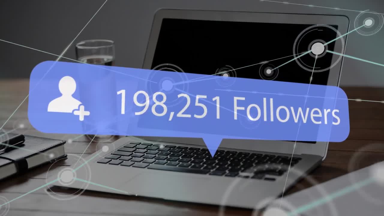 animación de la red de conexiones y seguidores creciente número a través de la computadora portátil