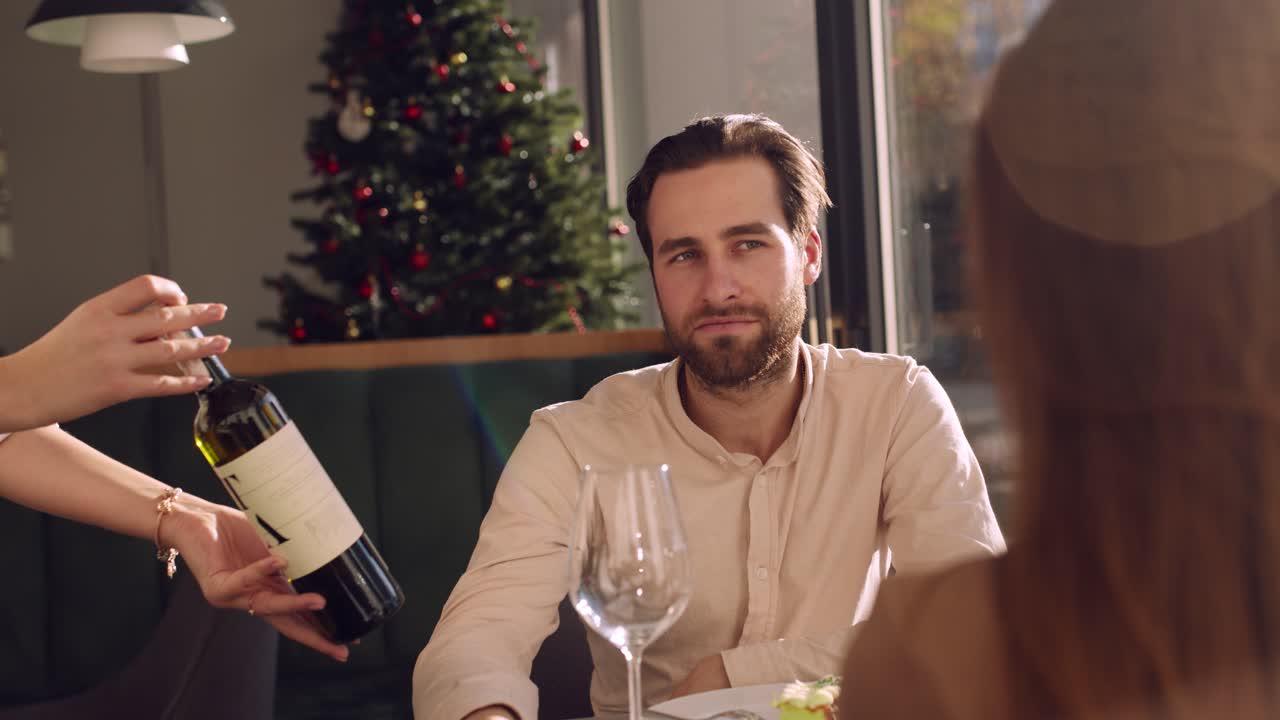 una pareja celebra la cena de navidad en un restaurante.