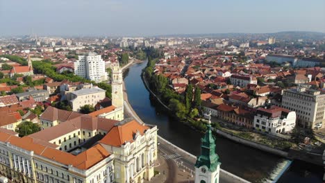 Drohnenantenne-Von-Oradea-Rumänien-Quadratischer-Mittelalterlicher-Turmmarkt-Im-Stadtzentrum