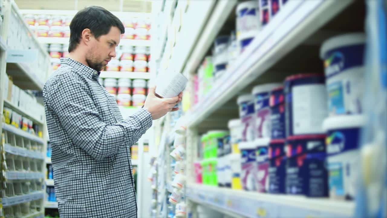 하드웨어 가게 에서 페인트 를 구입 하는 사람