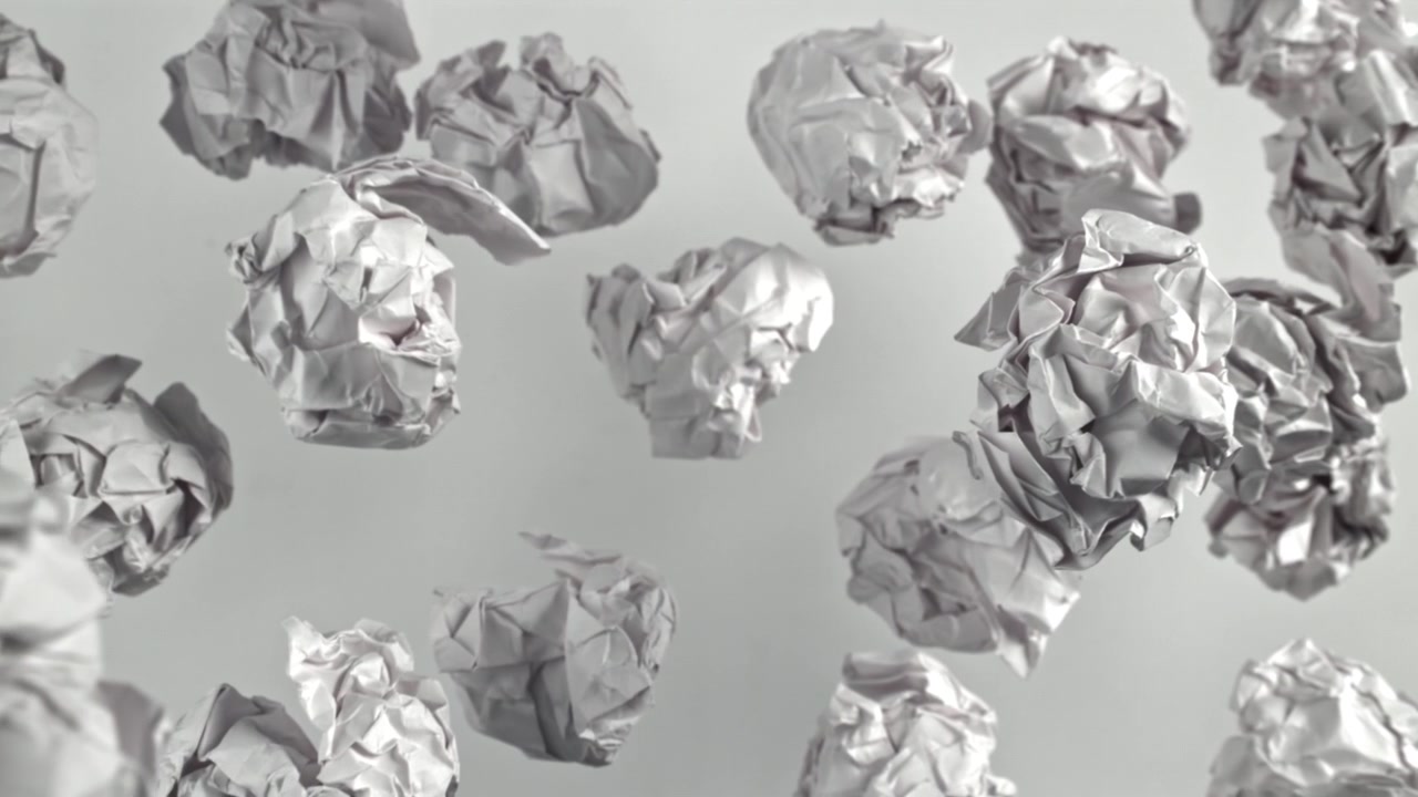 Palline di carta accartocciate che fluttuano verso l'alto al rallentatore