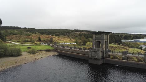 alwen depósito industrial hidroeléctrico punto de referencia histórico rural lago presa edificio orbita derecho vista aérea