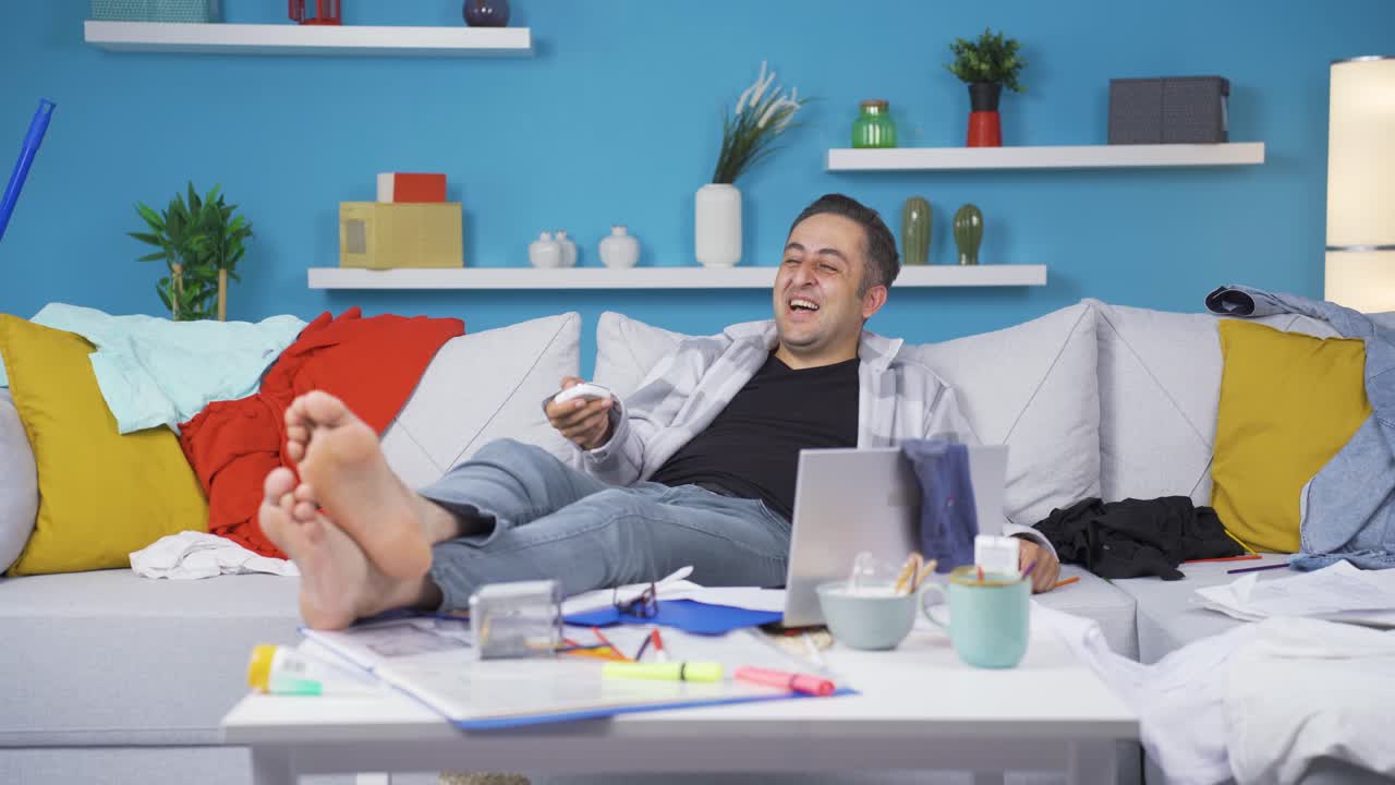 게으른 사람은 일을 하지 않고 tv를 봅니다.