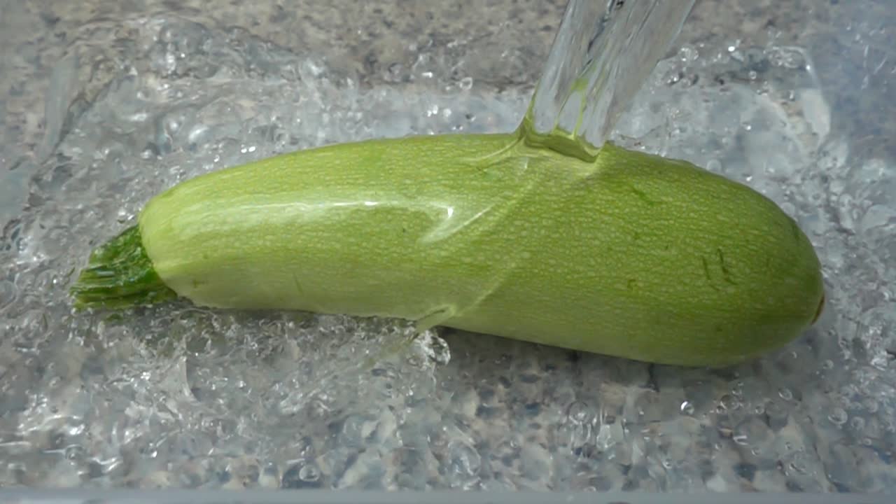 Lavaggio di zucchine. Movimento rallentato