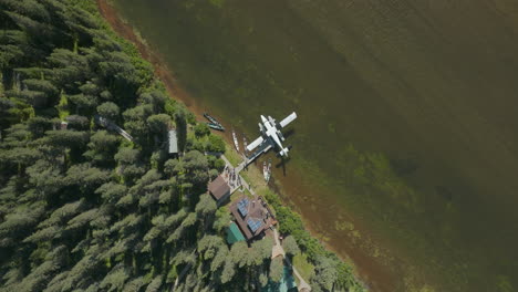 Schöne-Vogelperspektive-Auf-Ein-Wasserflugzeug,-Das-An-Einem-Flussufer-Angedockt-Ist