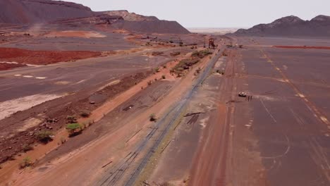 imagen de un avión no tripulado capturando la mina y las vías del tren en zouérat, mauritania