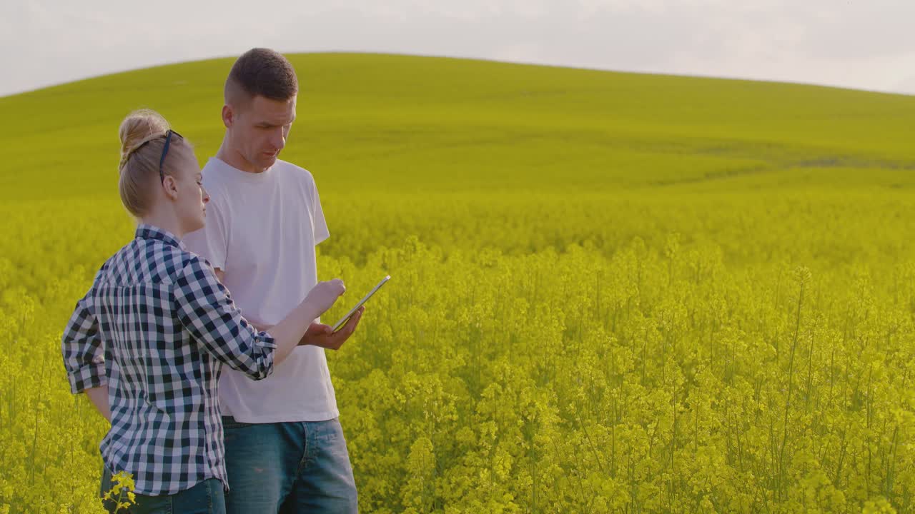 обсуждение фермеров во время использования планшетного компьютера на ферме 14