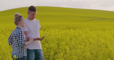 Farmers-Discussing-While-Using-Tablet-Computer-At-Farm-14