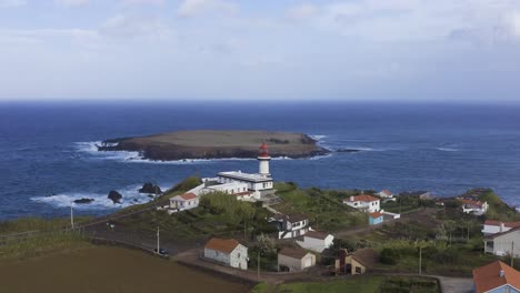 Ländliches-Küstendorf-Mit-Einem-Leuchtturm-Und-Einer-Insel-Im-Atlantik,-Bewölkter-Himmel-In-Topo,-Insel-São-Jorge,-Azoren,-Portugal