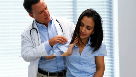 paciente femenina que muestra dolor de cuello al médico