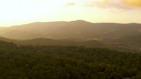 Hermoso-Paisaje-Natural-Al-Atardecer-En-Las-Montañas-De-Carolina-Del-Norte,-Antena