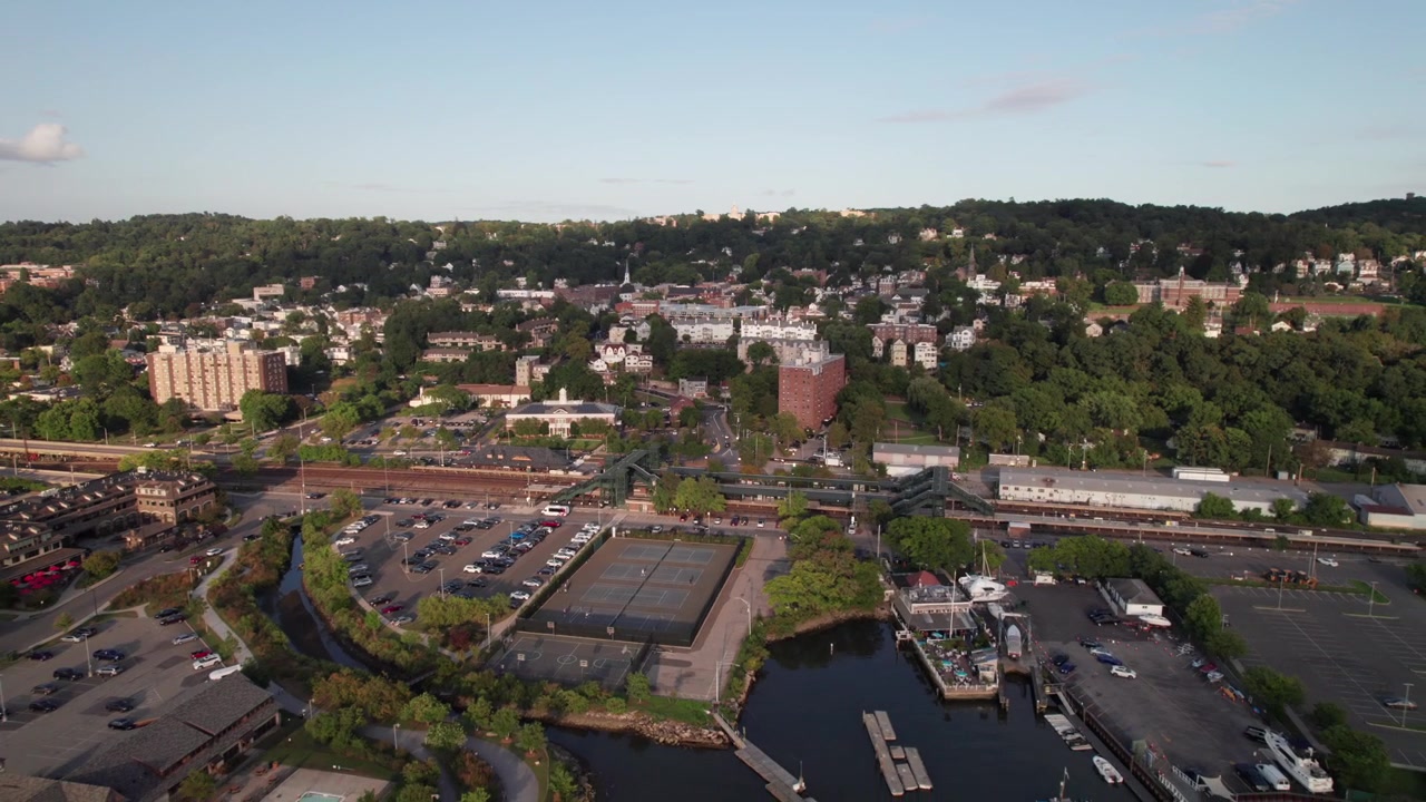 Vista aerea della città di Tarrytown, New York. Stazione Metro-North in primo piano.