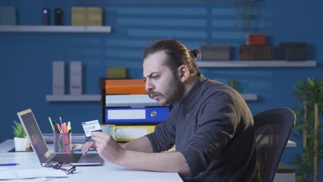 pobre joven que sufre de un problema de equilibrio insuficiente.
