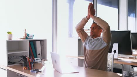 ejecutivo masculino haciendo yoga 4k