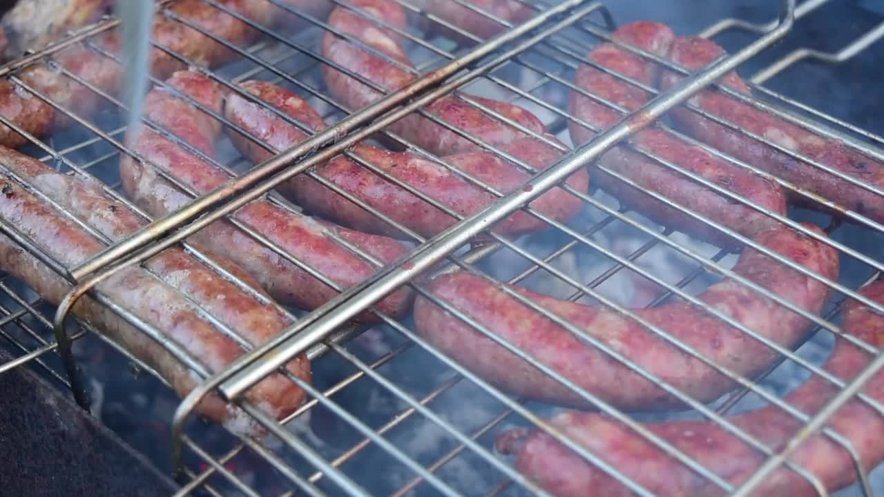 불에 소시지 굽기