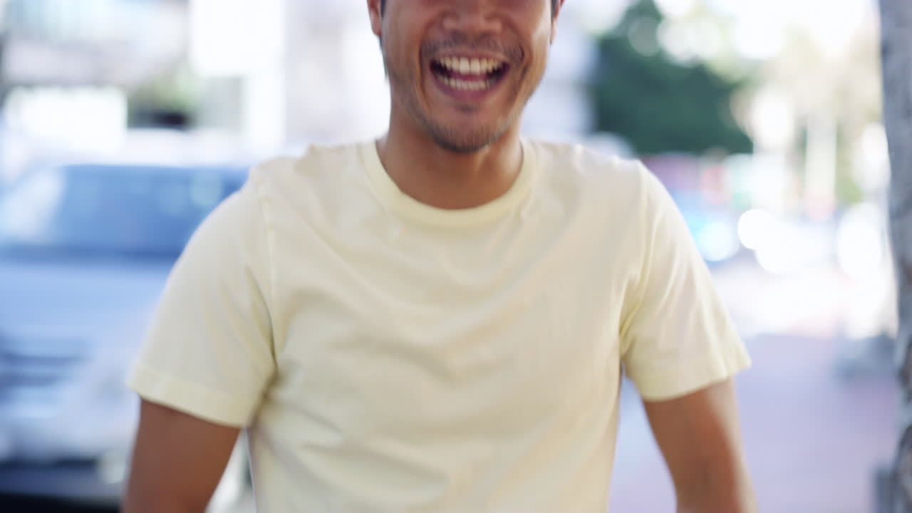 un joven guapo animando felizmente mientras está fuera