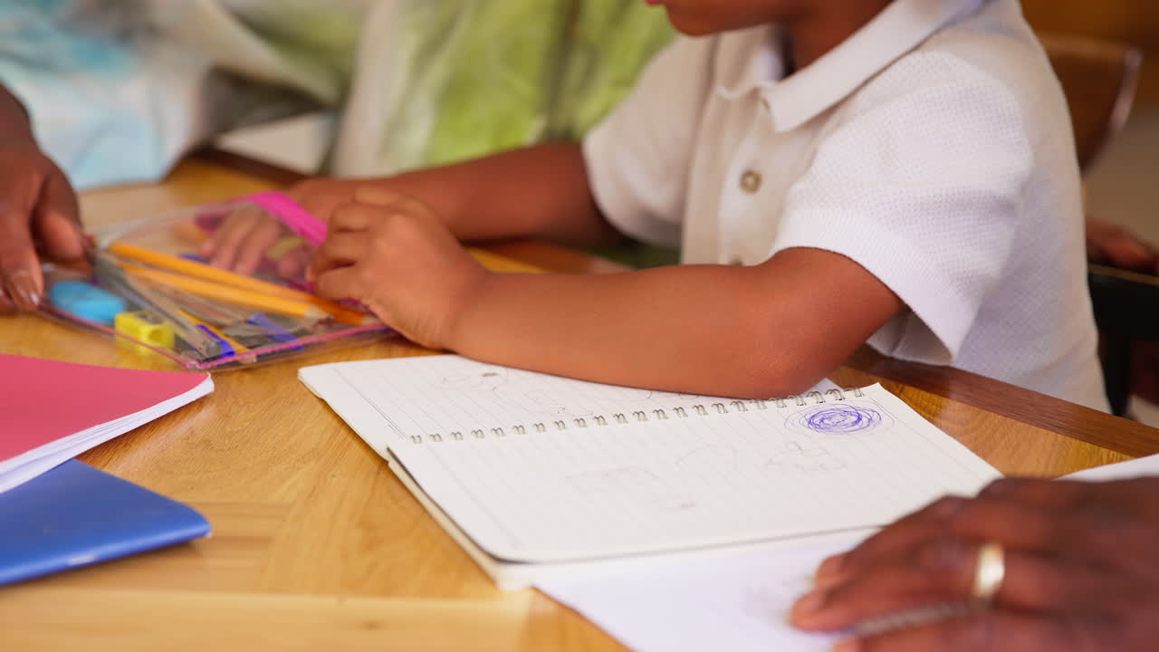 primer plano de una familia multigeneracional con abuelos ayudando al nieto con el trabajo escolar en casa