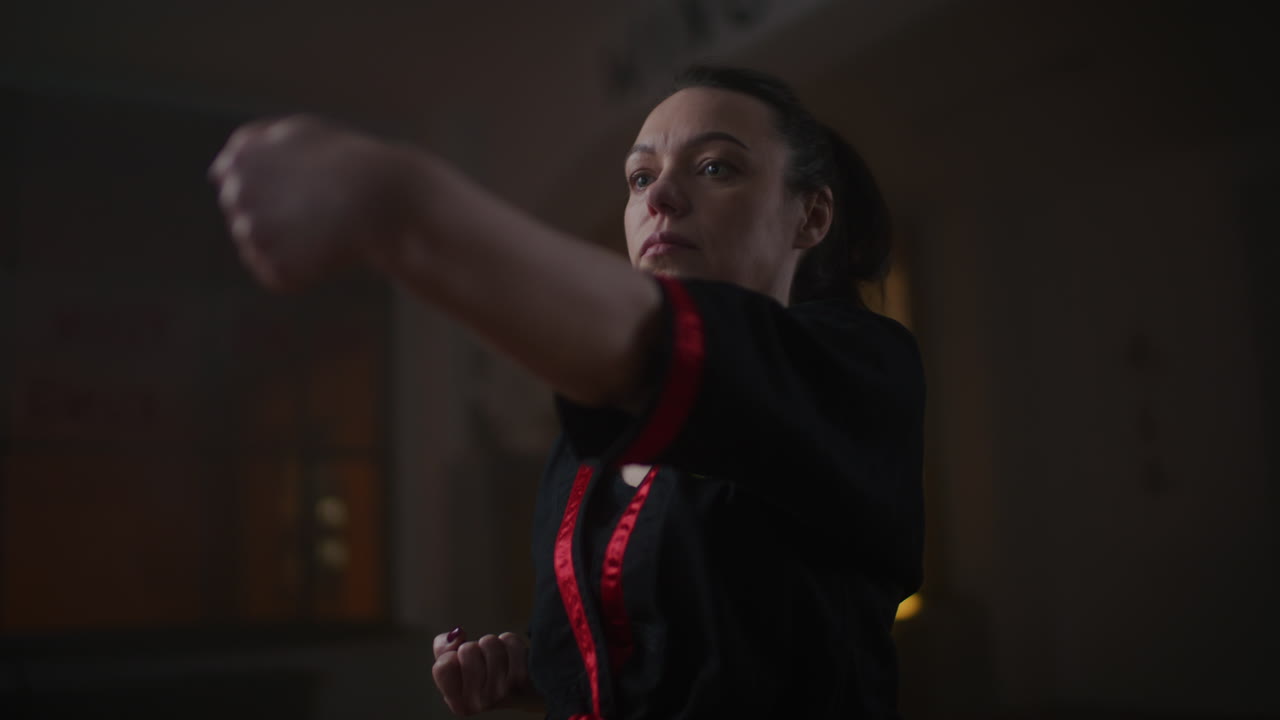 Kvinde der dyrker kampsport