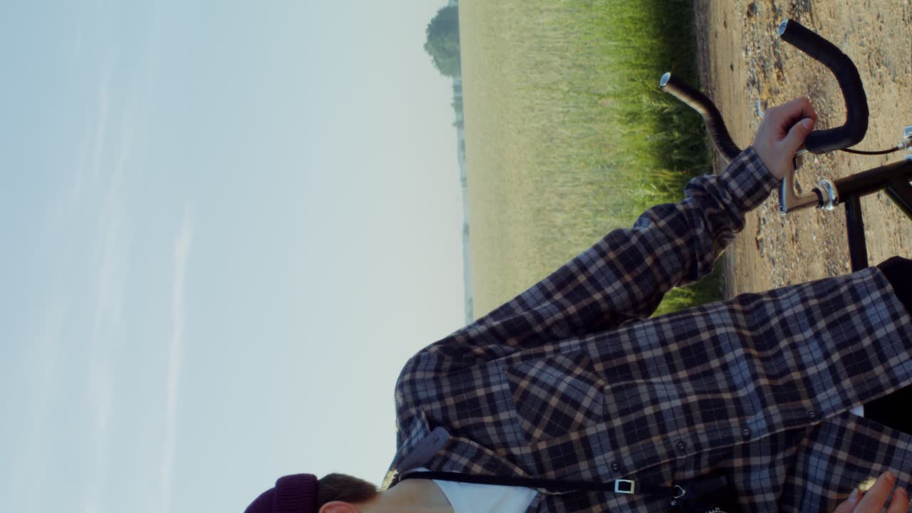 에서 자전거를 타고 있는 남자