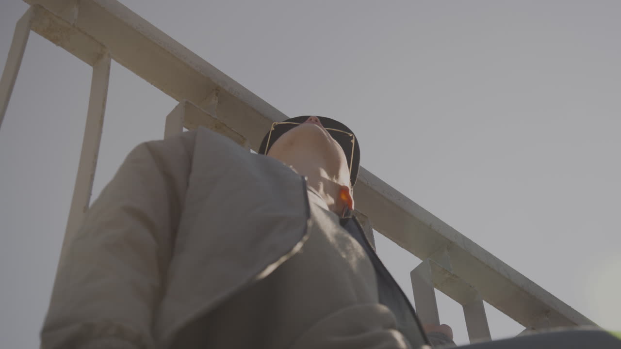 야외 에 앉아 있는 젊은 남자