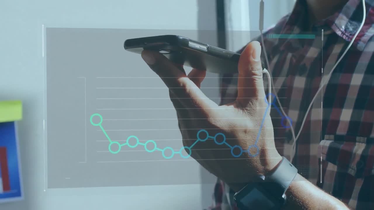 animación de procesamiento de datos estadísticos contra la sección media del hombre hablando en teléfono inteligente en la oficina
