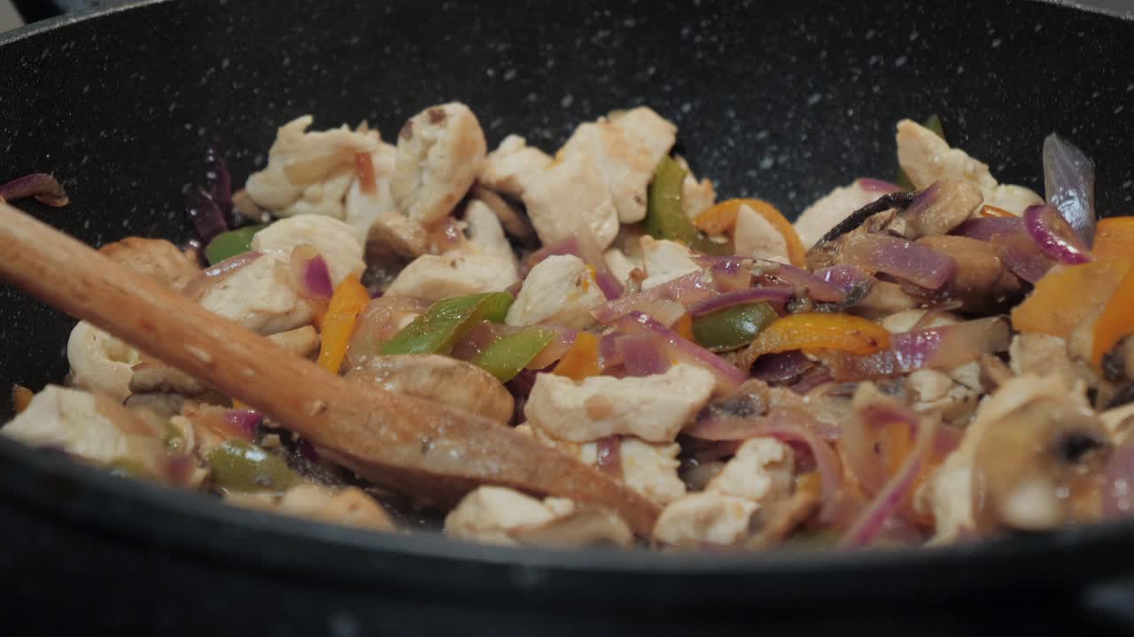 Ripresa con controllo del movimento di una padella con ingredienti