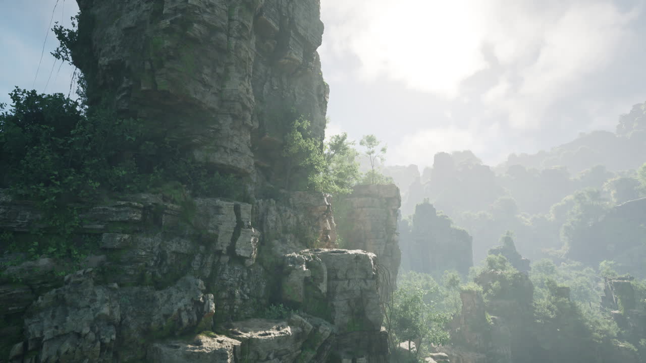 안개가 가득한 산 절벽과 바위 구조