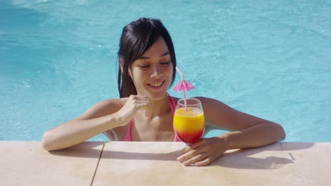 Happy-smiling-young-woman-with-a-fruity-cocktail