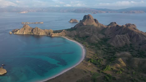 vista aérea de la costa de la isla de pad, parque nacional de komodo, indonesia