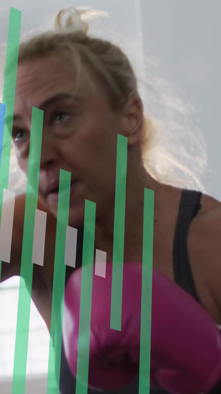 Video verticale: Donna che sferra pugni verso la telecamera con guantoni rosa, con barre HUD da boxe che visualizzano le metriche.