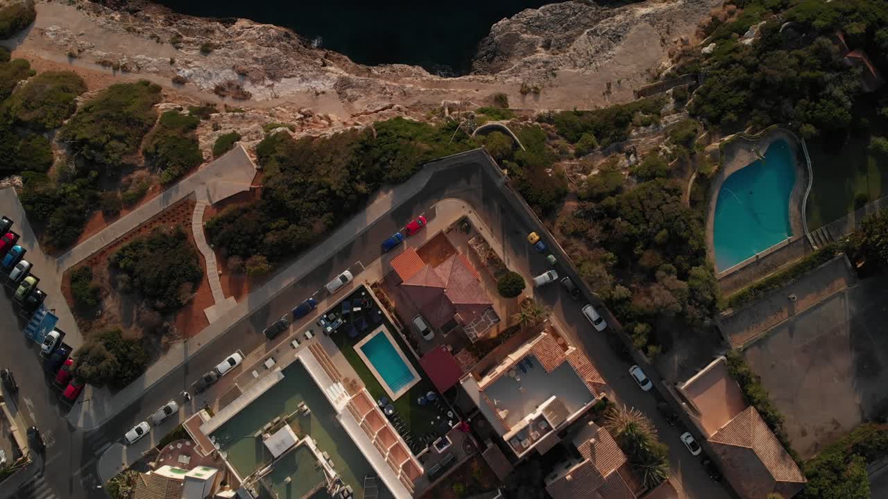 스페인 마요르카 칼라 피구에라(spain mallorca cala figuera)는 nd 필터를 사용하여 4k 24fps의 드론과 dji mavic air를 사용하여 하루 중 다른 시간에 위에서 봅니다.