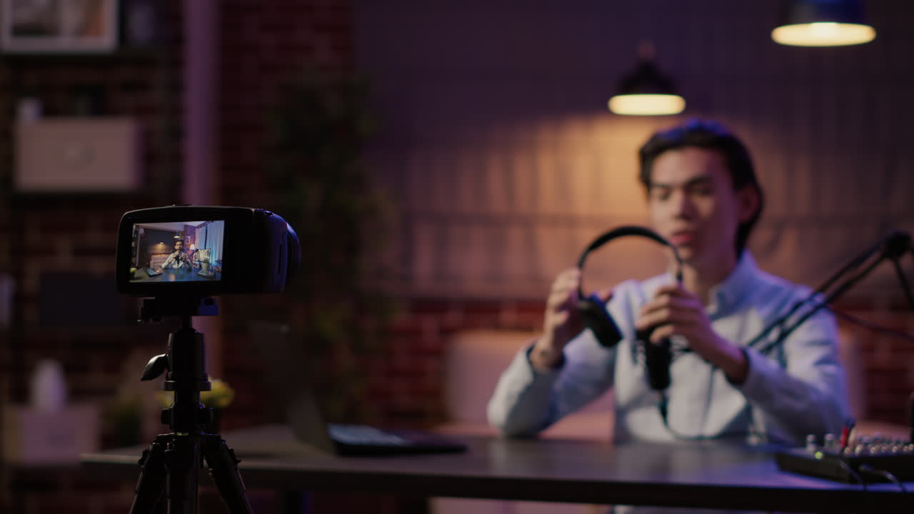 Vlogger registra contenuti in uno studio