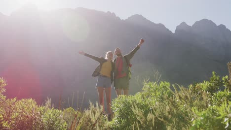 pareja caucásica disfrutando del paisaje